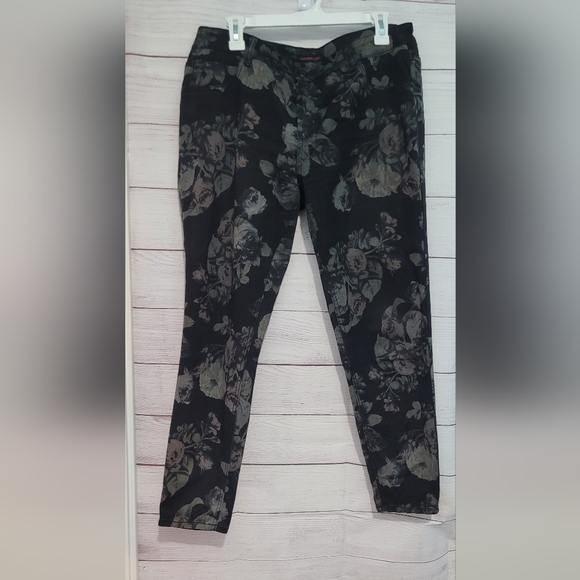 Nwot Material Girl sz 15 black soft lightweight floral stretch jeans - Picture 3 of 11
